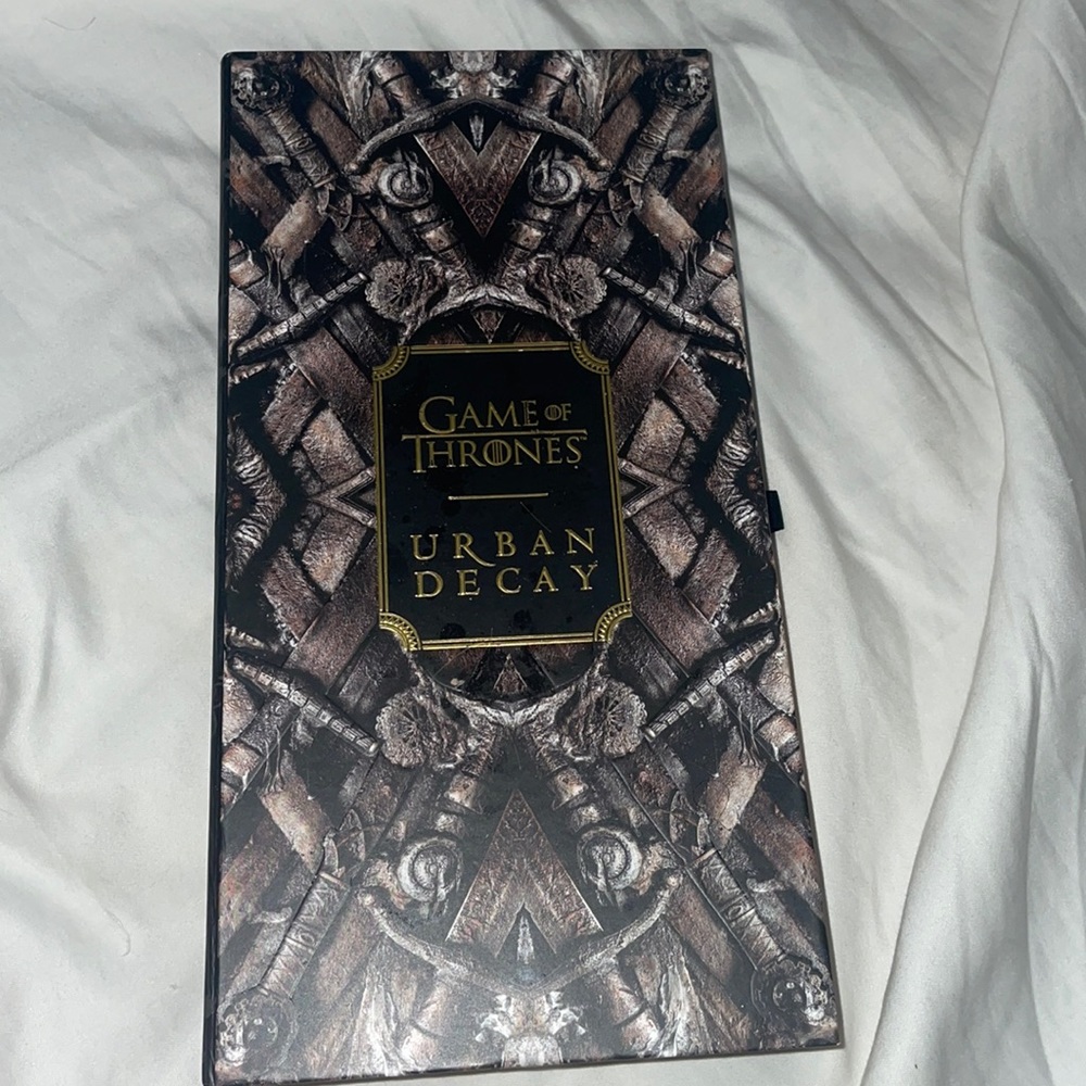 Urban Decay/ Game of Thrones eyeshadow palette